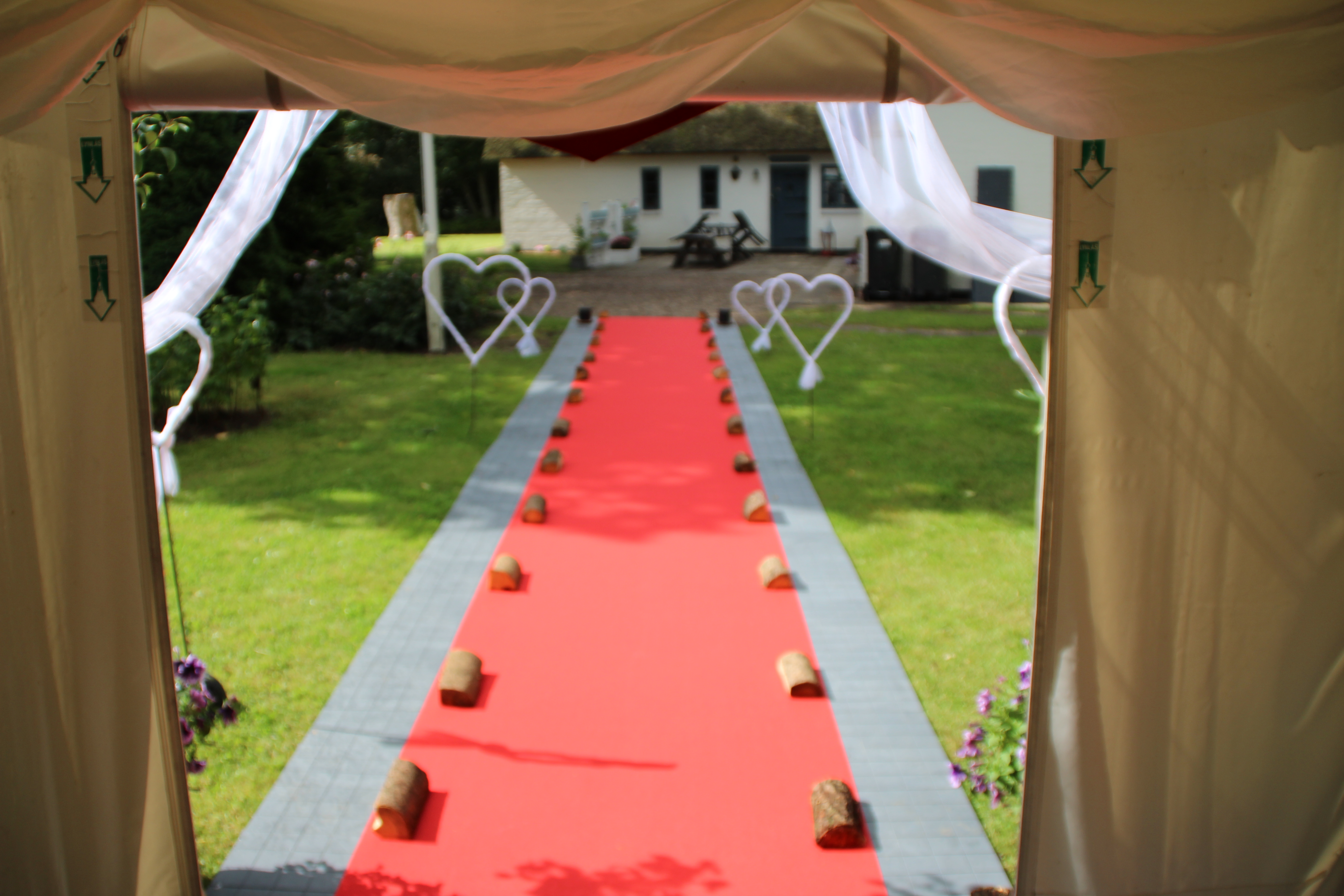 I. Rød løber 1.30 m. Bred sælges pr mtr. thumbnail 1